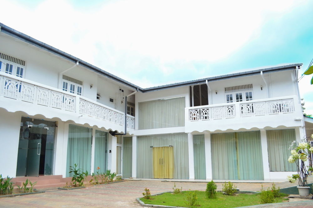 Hotel Empryean Katunayake Exterior photo