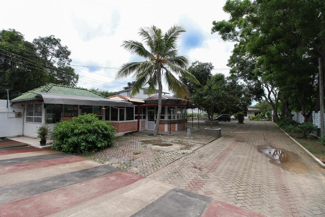 Hotel Empryean Katunayake Exterior photo